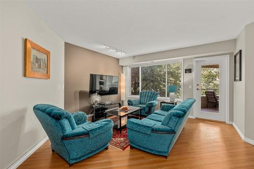 204-265 Snowsell Street, Kelowna, BC - Indoor Photo Showing Living Room