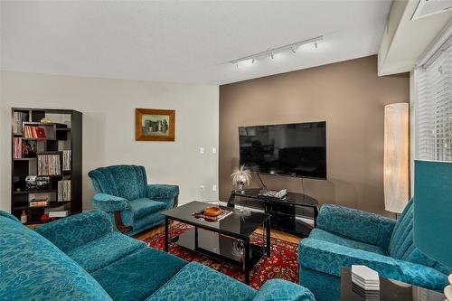 204-265 Snowsell Street, Kelowna, BC - Indoor Photo Showing Living Room