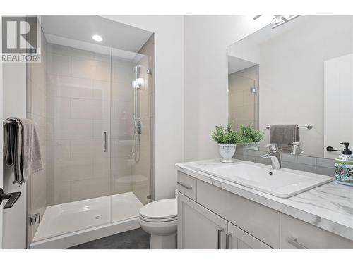 987 Laurier Avenue, Kelowna, BC - Indoor Photo Showing Bathroom