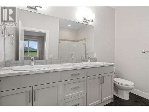 987 Laurier Avenue, Kelowna, BC - Indoor Photo Showing Bathroom