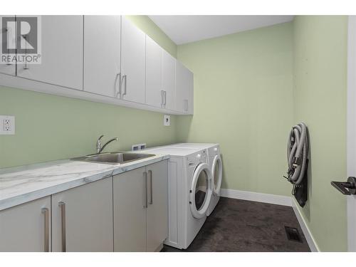 987 Laurier Avenue, Kelowna, BC - Indoor Photo Showing Laundry Room