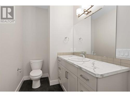 987 Laurier Avenue, Kelowna, BC - Indoor Photo Showing Bathroom