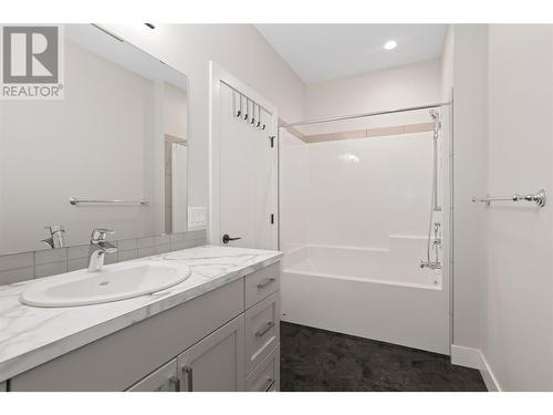 987 Laurier Avenue, Kelowna, BC - Indoor Photo Showing Bathroom