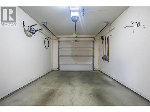 987 Laurier Avenue, Kelowna, BC - Indoor Photo Showing Garage