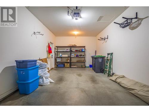 987 Laurier Avenue, Kelowna, BC - Indoor Photo Showing Garage