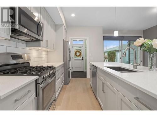 987 Laurier Avenue, Kelowna, BC - Indoor Photo Showing Kitchen With Upgraded Kitchen