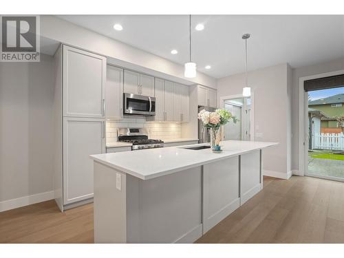 987 Laurier Avenue, Kelowna, BC - Indoor Photo Showing Kitchen With Upgraded Kitchen