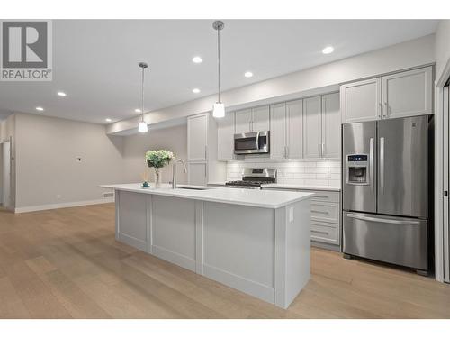 987 Laurier Avenue, Kelowna, BC - Indoor Photo Showing Kitchen With Upgraded Kitchen