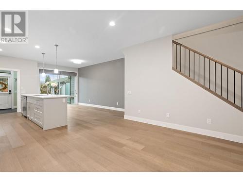 987 Laurier Avenue, Kelowna, BC - Indoor