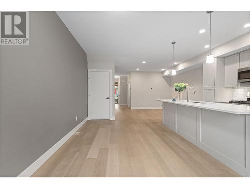 987 Laurier Avenue, Kelowna, BC - Indoor Photo Showing Kitchen