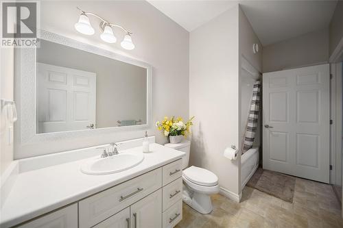 5969 Townsend Line Unit# 1, Lambton Shores, ON - Indoor Photo Showing Bathroom