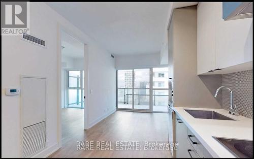 1406 - 11 Lillian Street, Toronto, ON - Indoor Photo Showing Kitchen