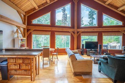 12 William Craven Close, Lac Du Bonnet, MB - Indoor Photo Showing Living Room