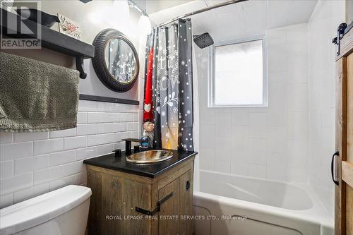 391 East 16Th Street, Hamilton, ON - Indoor Photo Showing Bathroom