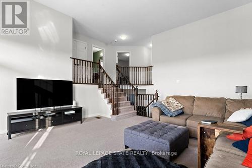 119 Brigham Avenue, Hamilton, ON - Indoor Photo Showing Living Room