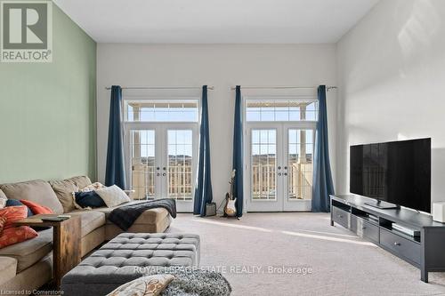 119 Brigham Avenue, Hamilton, ON - Indoor Photo Showing Living Room