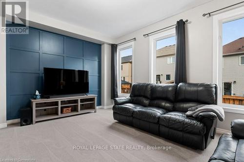 119 Brigham Avenue, Hamilton, ON - Indoor Photo Showing Living Room