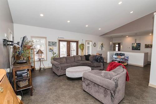 31051 31 Road W, Dufferin, MB - Indoor Photo Showing Living Room