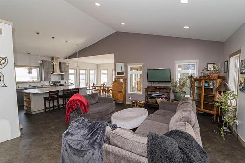 31051 31 Road W, Dufferin, MB - Indoor Photo Showing Living Room