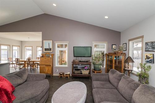 31051 31 Road W, Dufferin, MB - Indoor Photo Showing Living Room