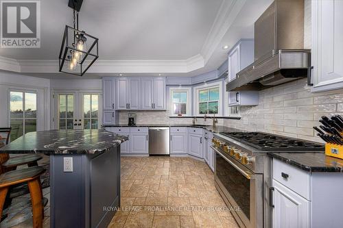 147 Island View Drive, Leeds & The Thousand Islands, ON - Indoor Photo Showing Kitchen With Upgraded Kitchen