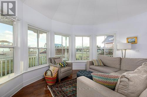 147 Island View Drive, Leeds & The Thousand Islands, ON - Indoor Photo Showing Living Room