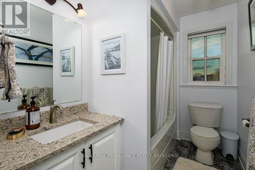 147 Island View Drive, Leeds & The Thousand Islands, ON - Indoor Photo Showing Bathroom