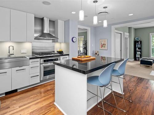 701-1400 Lynburne Pl, Langford, BC - Indoor Photo Showing Kitchen With Upgraded Kitchen