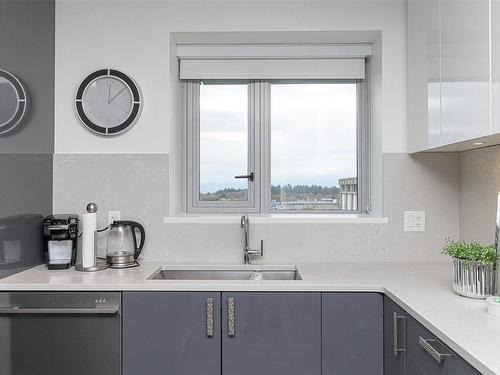 1004-838 Broughton St, Victoria, BC - Indoor Photo Showing Kitchen With Double Sink