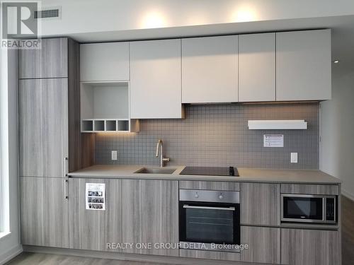 898 Portage Parkway, Vaughan, ON - Indoor Photo Showing Kitchen