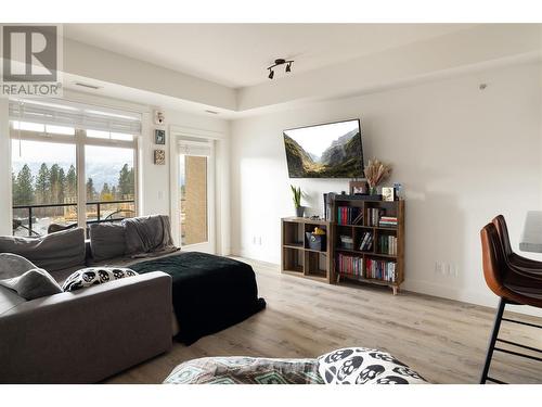 2551 Shoreline Drive Unit# 413, Lake Country, BC - Indoor Photo Showing Living Room