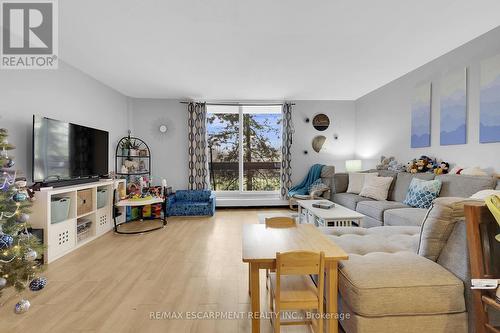 215 - 350 Quigley Road, Hamilton, ON - Indoor Photo Showing Living Room