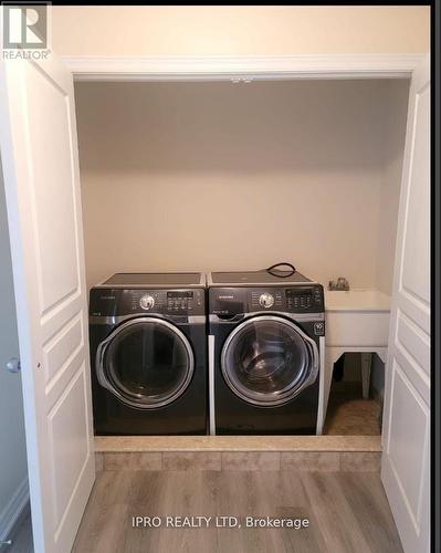 39 Waterbridge Street, Hamilton, ON - Indoor Photo Showing Laundry Room