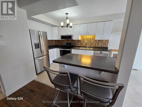 12 Magnificent Way, Hamilton, ON - Indoor Photo Showing Kitchen