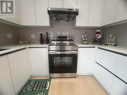 3236 W 35Th Avenue, Vancouver, BC - Indoor Photo Showing Kitchen With Upgraded Kitchen