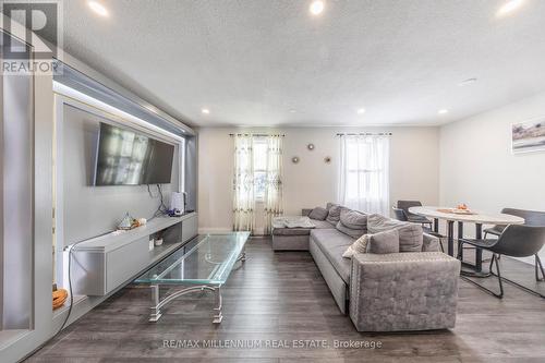 44 Oren Boulevard, Barrie, ON - Indoor Photo Showing Living Room