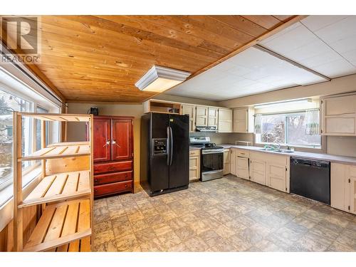 715 9Th Street S, Golden, BC - Indoor Photo Showing Kitchen With Double Sink