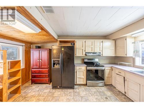 715 9Th Street S, Golden, BC - Indoor Photo Showing Kitchen