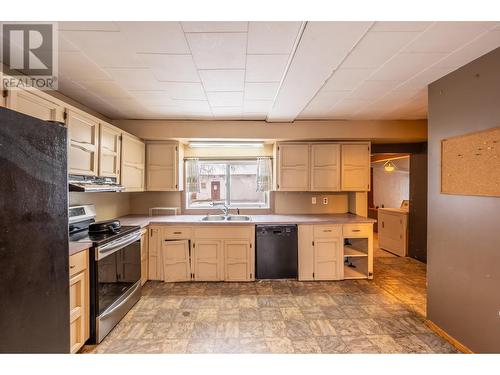 715 9Th Street S, Golden, BC - Indoor Photo Showing Kitchen With Double Sink