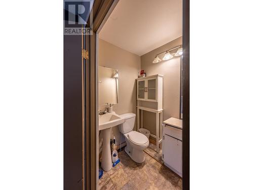 715 9Th Street S, Golden, BC - Indoor Photo Showing Bathroom