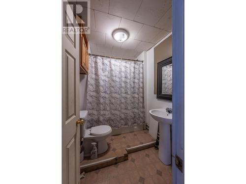 715 9Th Street S, Golden, BC - Indoor Photo Showing Bathroom