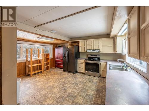 715 9Th Street S, Golden, BC - Indoor Photo Showing Kitchen With Double Sink