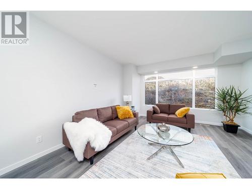 3781 Astoria Drive, West Kelowna, BC - Indoor Photo Showing Living Room