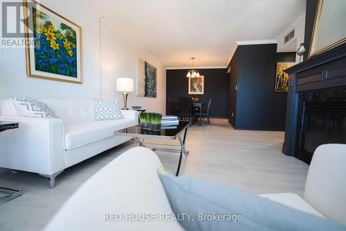 704 - 1818 Bayview Avenue, Toronto, ON - Indoor Photo Showing Living Room