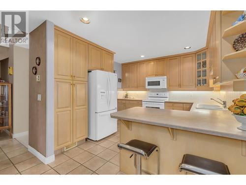 3775 Springbrook Road Unit# 20, Kelowna, BC - Indoor Photo Showing Kitchen With Double Sink