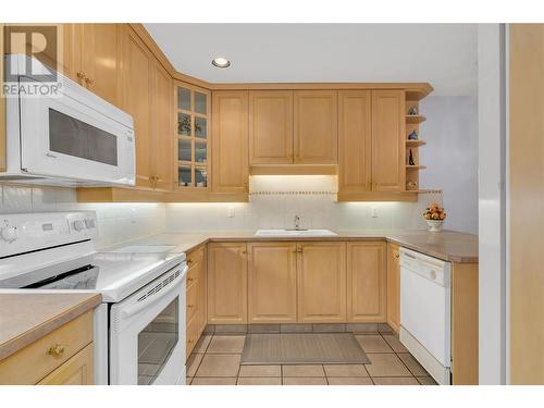 3775 Springbrook Road Unit# 20, Kelowna, BC - Indoor Photo Showing Kitchen