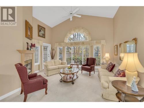 3775 Springbrook Road Unit# 20, Kelowna, BC - Indoor Photo Showing Living Room With Fireplace