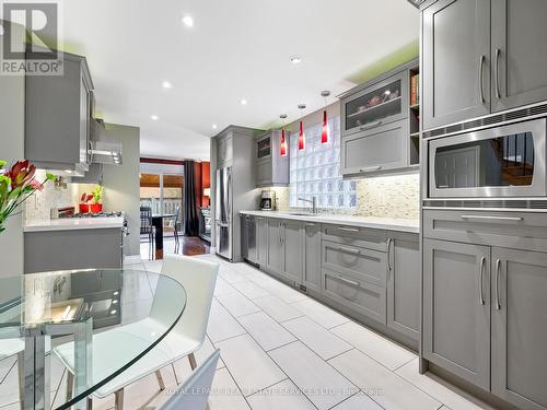 29 Bayhampton Crescent, Vaughan, ON - Indoor Photo Showing Kitchen With Upgraded Kitchen