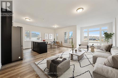 129 Colborne Street E, Orillia, ON - Indoor Photo Showing Living Room