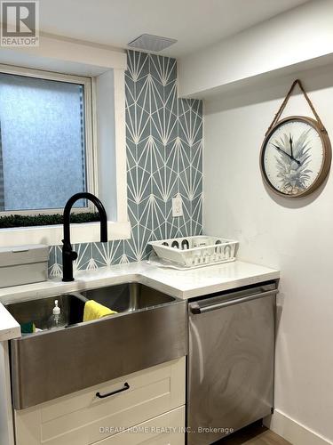 160 Olde Bayview Avenue, Richmond Hill, ON - Indoor Photo Showing Laundry Room